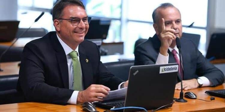 Flávio Bolsonaro e Rogério Marinho — Foto: Roque de Sá/Agência Senado