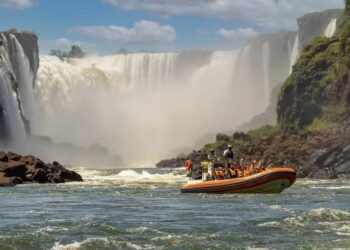 Macuco Safari oferece navegação de barco perto das quedas d'água das Cataratas do Iguaçu — Foto: Divulgação | Macuco Safari