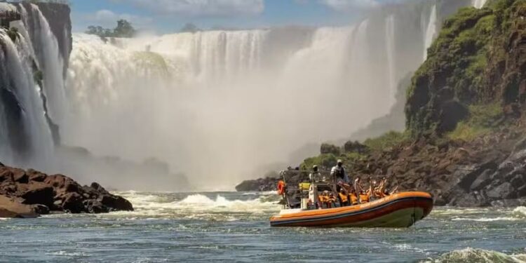 Macuco Safari oferece navegação de barco perto das quedas d'água das Cataratas do Iguaçu — Foto: Divulgação | Macuco Safari