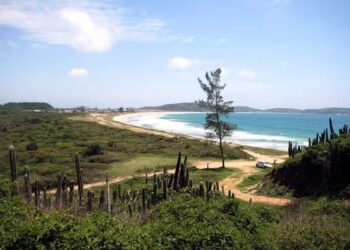 Praia em Búzios — Foto: Hudson Pontes/Agência O Globo