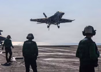 Esquadrão de Caças de Ataque dos EUA realiza pouso no porta-aviões USS Abraham Lincoln, no Mar Arábico — Foto: HANNAH TROSS / US NAVY / AFP