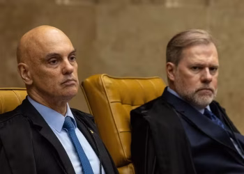 Os ministros do STF Alexandre de Moraes e Dias Toffoli durante sessão plenária — Foto: Brenno Carvalho/O Globo