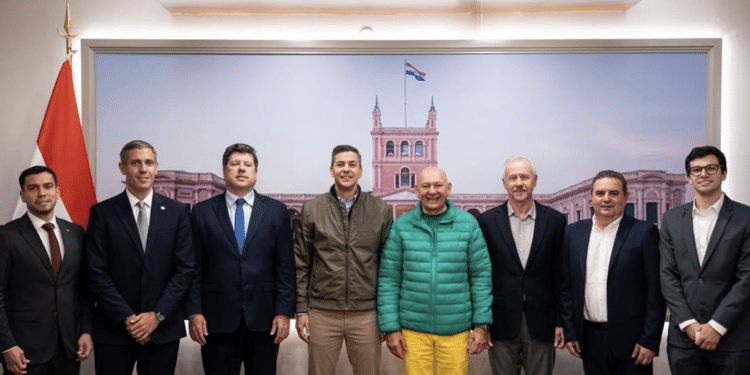 O presidente do Paraguai, Santiago Peña, recebeu Luciano Hang e executivos da Havan em Assunção nesta quinta-feira (2).
Foto: Reprodução/Instagram @santipenapy/ND Mais
