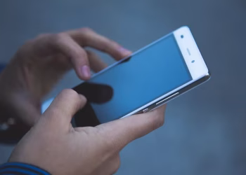 Pessoa mexendo no celular — Foto: Banco de Imagens/Pixabay