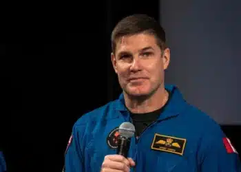 O astronauta Jeremy Hansen, especialista da missão Artemis II da Agência Espacial Canadense (CSA), discursa na sede da CSA em maio.  • Adrej Ivanov/AFP/Getty Images