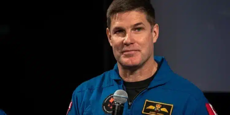 O astronauta Jeremy Hansen, especialista da missão Artemis II da Agência Espacial Canadense (CSA), discursa na sede da CSA em maio. • Adrej Ivanov/AFP/Getty Images