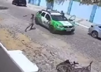 Homem com facão ataca policiais, é baleado e preso por tentativa de homicídio — Foto: Reprodução