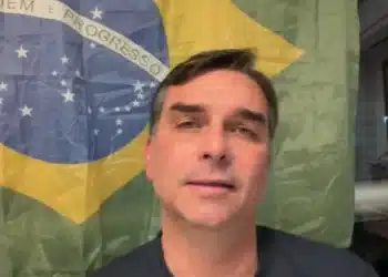 Durante a live, o pre-candidato tambem afirmou ser alvo de uma perseguicao | Foto: Reproducao/YouTube/@flaviobolsonaro