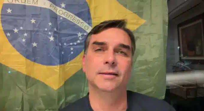 Durante a live, o pre-candidato tambem afirmou ser alvo de uma perseguicao | Foto: Reproducao/YouTube/@flaviobolsonaro