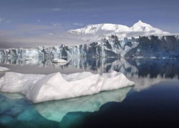 Geleira na Ilha de Adelaide, na Antártica: região contribuirá cada vez mais para aumento do nível do mar Foto: The New York Times