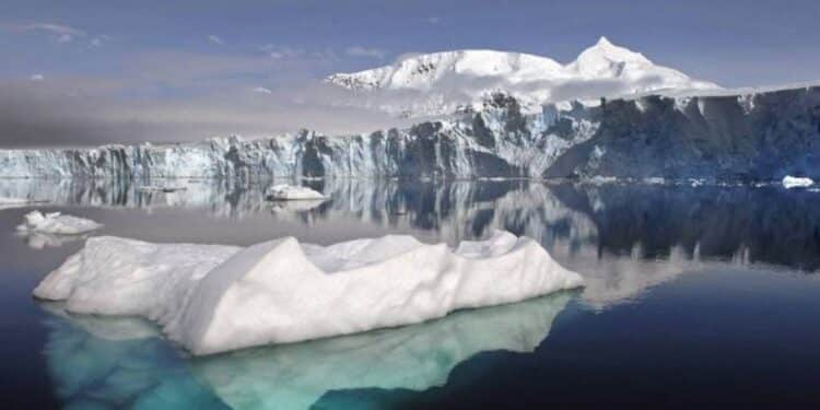 Geleira na Ilha de Adelaide, na Antártica: região contribuirá cada vez mais para aumento do nível do mar Foto: The New York Times