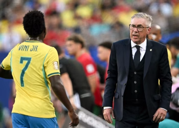 Pela proposta, nem Vini Jr ou Ancelotti poderiam representar a seleção brasileira (Foto: Mauro Pimentel/AFP)