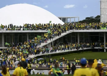 Manifestantes sobem a rampa do Congresso Nacional, em 8 de janeiro de 2023 | Foto: Reprodução/Wikimedia Commons