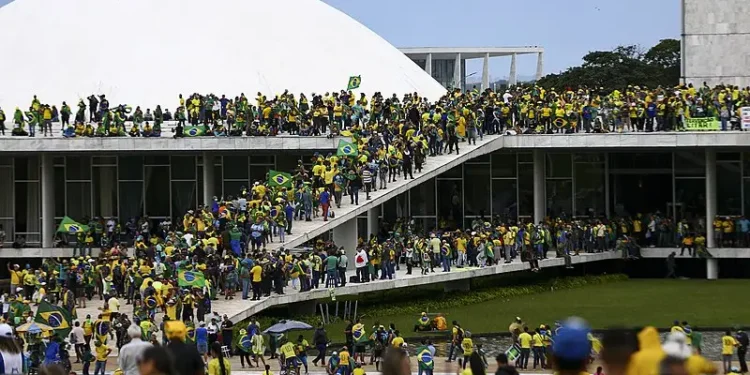 Manifestantes sobem a rampa do Congresso Nacional, em 8 de janeiro de 2023 | Foto: Reprodução/Wikimedia Commons