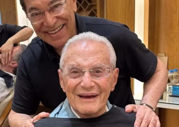 Cabeleireiro famoso por cuidar de Silvio Santos, Jassa posta ao lado de Maluf, com 93 anos — Foto: Reprodução/Instagram