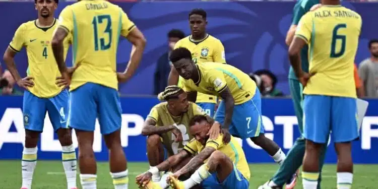 Jogadores do Brasil lamentam eliminação para a Noruega na Copa do Mundo
Imagem: JEWEL SAMAD / AFP