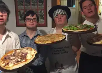 Fundadores da Los Perejiles, serviço de pizzaria para eventos criado por quatro amigos argentinos (Foto: Divulgação)