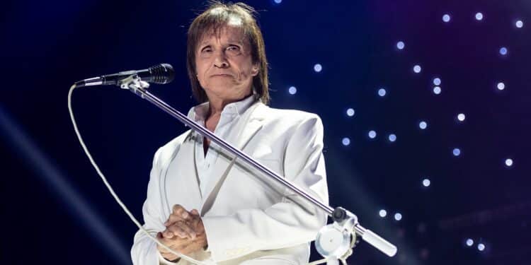 LISBON, PORTUGAL - OCTOBER 03: Roberto Carlos performs at MEO Arena during the celebration tour for his 60th career anniversary on October 03, 2024 in Lisbon, Portugal. (Photo by Pedro Gomes/Getty Images)