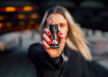 Mulher faz uso de gás pimenta

Está no Senado um projeto de lei que libera o uso de spray de pimenta para defesa pessoal. A proposta afirma que as mulheres seriam as mais beneficiadas pela arma não letal, que hoje só pode ser usada por agentes de segurança.

Foto: Björn Hansson/Wikimedia