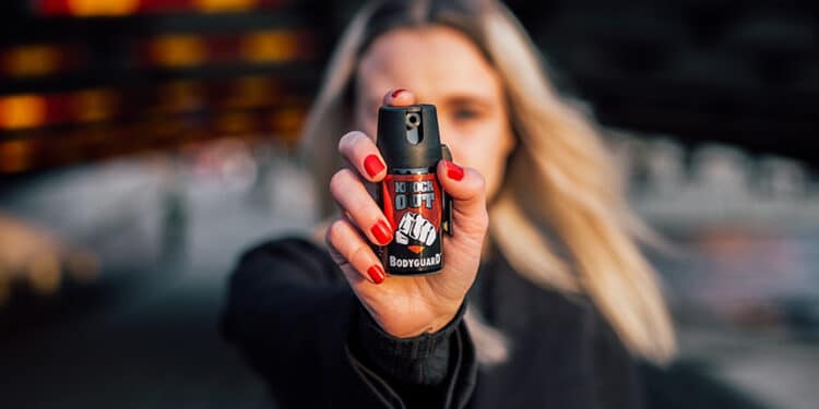 Mulher faz uso de gás pimenta

Está no Senado um projeto de lei que libera o uso de spray de pimenta para defesa pessoal. A proposta afirma que as mulheres seriam as mais beneficiadas pela arma não letal, que hoje só pode ser usada por agentes de segurança.

Foto: Björn Hansson/Wikimedia