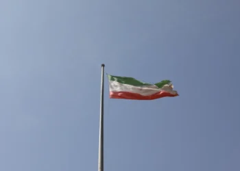 Bandeira iraniana sobre a prisão de Evin em Teerã • A bandeira iraniana é vista sobre a prisão de Evin em Teerã, Irã, 17 de outubro de 2022. Majid Asgaripour/WANA (West Asia News Agency) via REUTERS