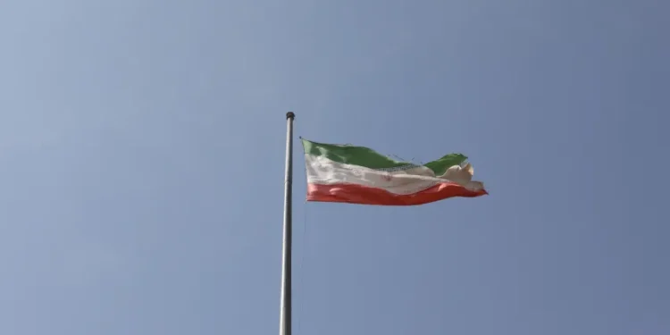 Bandeira iraniana sobre a prisão de Evin em Teerã • A bandeira iraniana é vista sobre a prisão de Evin em Teerã, Irã, 17 de outubro de 2022. Majid Asgaripour/WANA (West Asia News Agency) via REUTERS