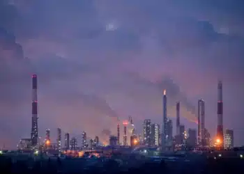 Refinaria de petróleo em Omsk, Rússia  • . REUTERS/Alexey Malgavko//File Photo