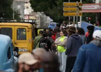 Pessoas aguardam por transporte em Havana  • 6/2/2026 REUTERS/Norlys Perez