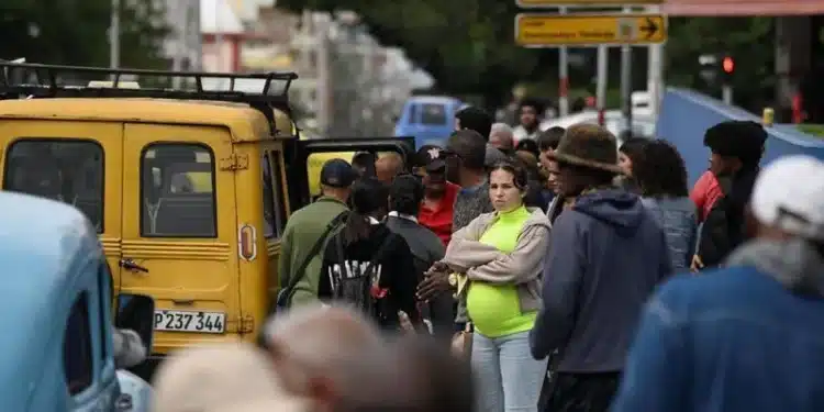 Pessoas aguardam por transporte em Havana • 6/2/2026 REUTERS/Norlys Perez