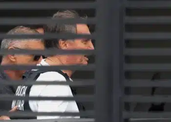 Ex-presidente Jair Bolsonaro chega em casa para começar a cumprir prisão domiciliar, em Brasília  • 27 de março de 2026REUTERS/Adriano Machado