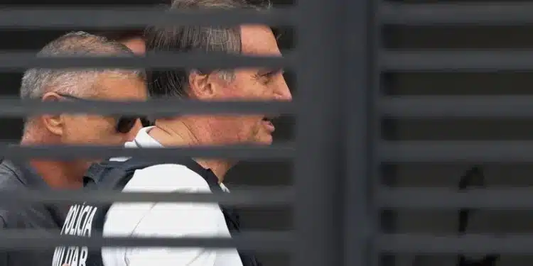 Ex-presidente Jair Bolsonaro chega em casa para começar a cumprir prisão domiciliar, em Brasília • 27 de março de 2026REUTERS/Adriano Machado