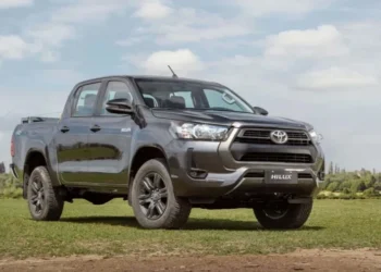 Modelos como Toyota Hilux são fabricados na Argentina e terão redução gradual na alíquota de exportação ao Brasil
Imagem: Divulgação