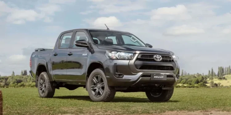 Modelos como Toyota Hilux são fabricados na Argentina e terão redução gradual na alíquota de exportação ao Brasil
Imagem: Divulgação