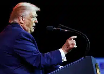 O presidente dos Estados Unidos, Donald Trump, em discurso para os republicanos da Câmara, no Kennedy Center, renomeado como Trump-Kennedy Center pelo Conselho de diretores nomeado por Trump, em Washington, D.C., EUA, em 6 de janeiro de 2026.  • REUTERS/Kevin Lamarque