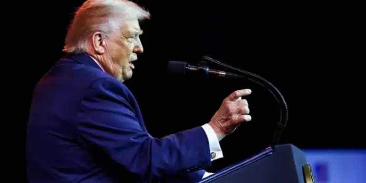 O presidente dos Estados Unidos, Donald Trump, em discurso para os republicanos da Câmara, no Kennedy Center, renomeado como Trump-Kennedy Center pelo Conselho de diretores nomeado por Trump, em Washington, D.C., EUA, em 6 de janeiro de 2026.  • REUTERS/Kevin Lamarque