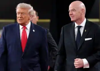 Trump e Infantino chegando ao sorteio da Copa do Mundo 2026  • Kevin Dietsch/Getty Images