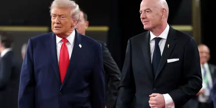 Trump e Infantino chegando ao sorteio da Copa do Mundo 2026 • Kevin Dietsch/Getty Images