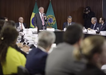 Lula durante reunião ministerial para anunciar mudanças na Esplanada — Foto: Cristiano Mariz