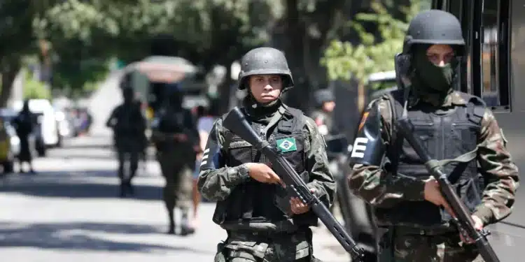 Militares das Forças Armadas durante patrulha no Rio de Janeiro  • Tânia Rêgo/Arquivo/Agência Brasil