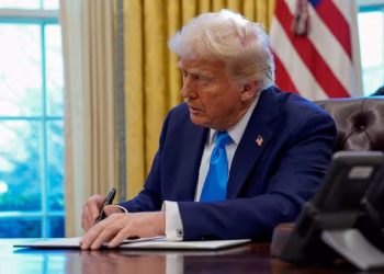 Trump assina decreto na Casa Branca — Foto: Reuters/Elizabeth Frantz/File Photo