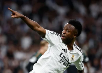 Futebol - Liga dos Campeões - Quartas de Final - Jogo de Volta - Real Madrid x Arsenal - Santiago Bernabéu, Madri, Espanha - 16 de abril de 2025 Vinicius Junior, do Real Madrid, comemora seu primeiro gol REUTERS/Juan Medina