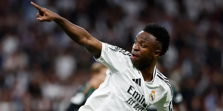 Futebol - Liga dos Campeões - Quartas de Final - Jogo de Volta - Real Madrid x Arsenal - Santiago Bernabéu, Madri, Espanha - 16 de abril de 2025 Vinicius Junior, do Real Madrid, comemora seu primeiro gol REUTERS/Juan Medina