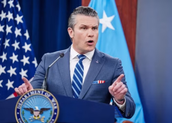O secretário de Guerra dos EUA, Pete Hegseth, durante entrevista à imprensa, em 16 de abril de 2026. — Foto: Nathan Howard/ Reuters