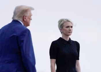 Assessora Natalie Harp próxima ao presidente dos Estados Unidos, Donald Trump, em base aérea. Foto de julho de 2026. — Foto: REUTERS/Evan Vucci