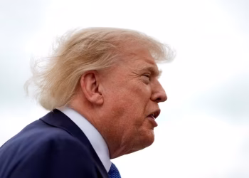 Presidente Donald Trump antes de embarcar no Air Force One em 14 de agosto de 2026. — Foto: Ken Cedeno/Reuters