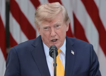 O presidente dos EUA, Donald Trump, discursa durante um evento com o tema de volta às aulas, no Jardim das Rosas da Casa Branca, em Washington, DC, EUA, em 24 de agosto de 2026, para destacar as políticas educacionais de seu governo — Foto: REUTERS/Jonathan Ernst