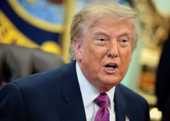 Trump fala com a imprensa na Casa Branca após assinar ordem executiva renomeando o Lago Ontário como Lago América — Foto: Evan Vucci/Reuters
