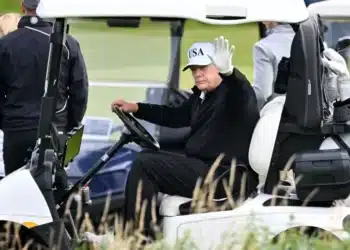 26.jul.2025 - Donald Trump joga golfe na Escócia
Imagem: ANDY BUCHANAN/AFP