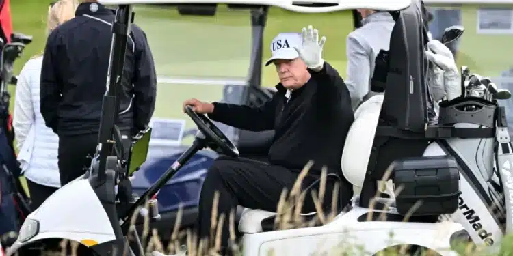 26.jul.2025 - Donald Trump joga golfe na Escócia
Imagem: ANDY BUCHANAN/AFP
