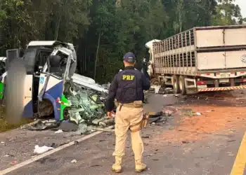 Acidente entre ônibus e carreta deixa pelo menos 21 mortos no Paraná • Créditos: PRF